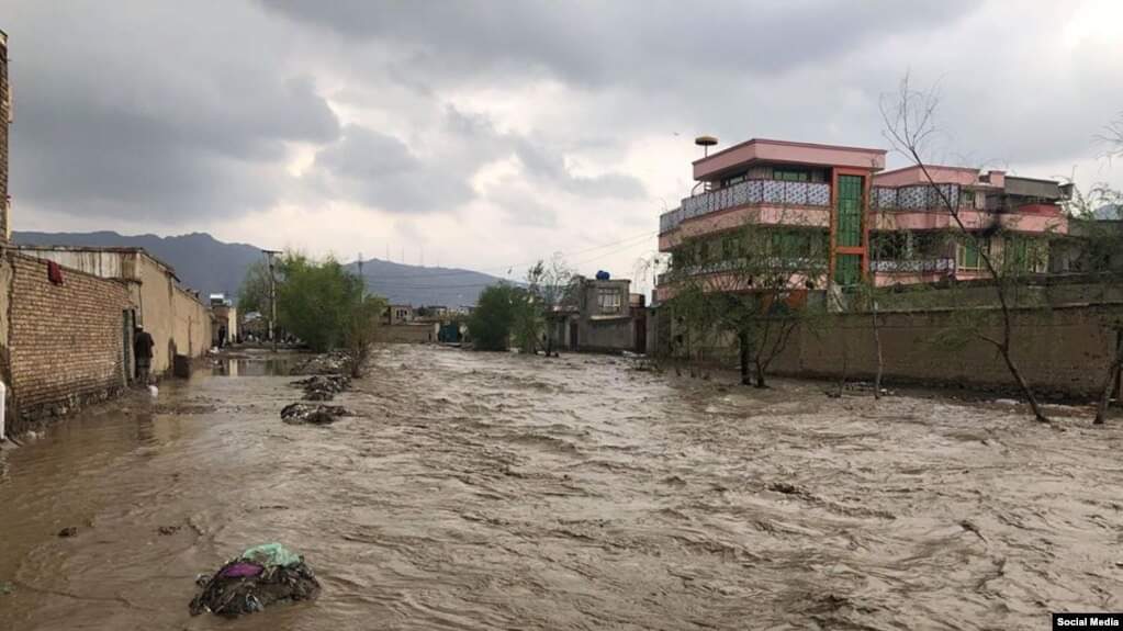 هېواد کې وروستیو اورښتونو او زلزلې د لسو کسانو ژوند اخیستی