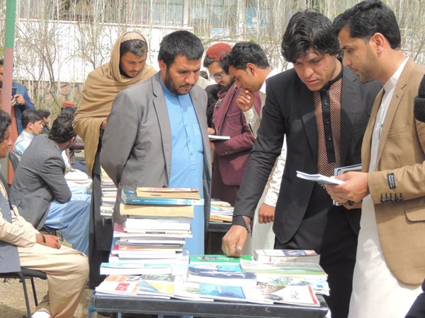 لوګر کې د کتاب جشن تر عنوان لاندې نندارتون جوړ شو