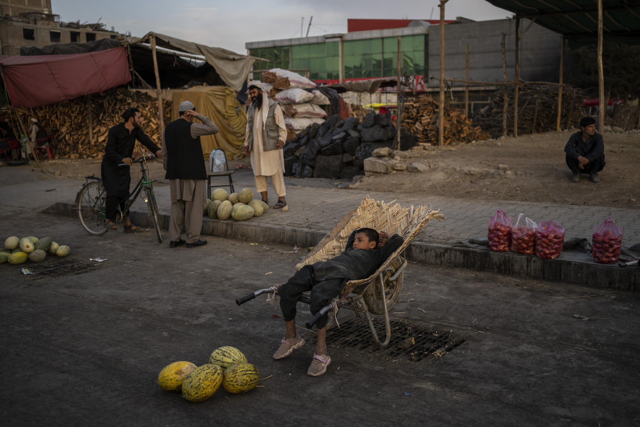 سيګار: افغانستان کې دا مهال تر ۹۰۰ زره پورې خلک بېکاره دي